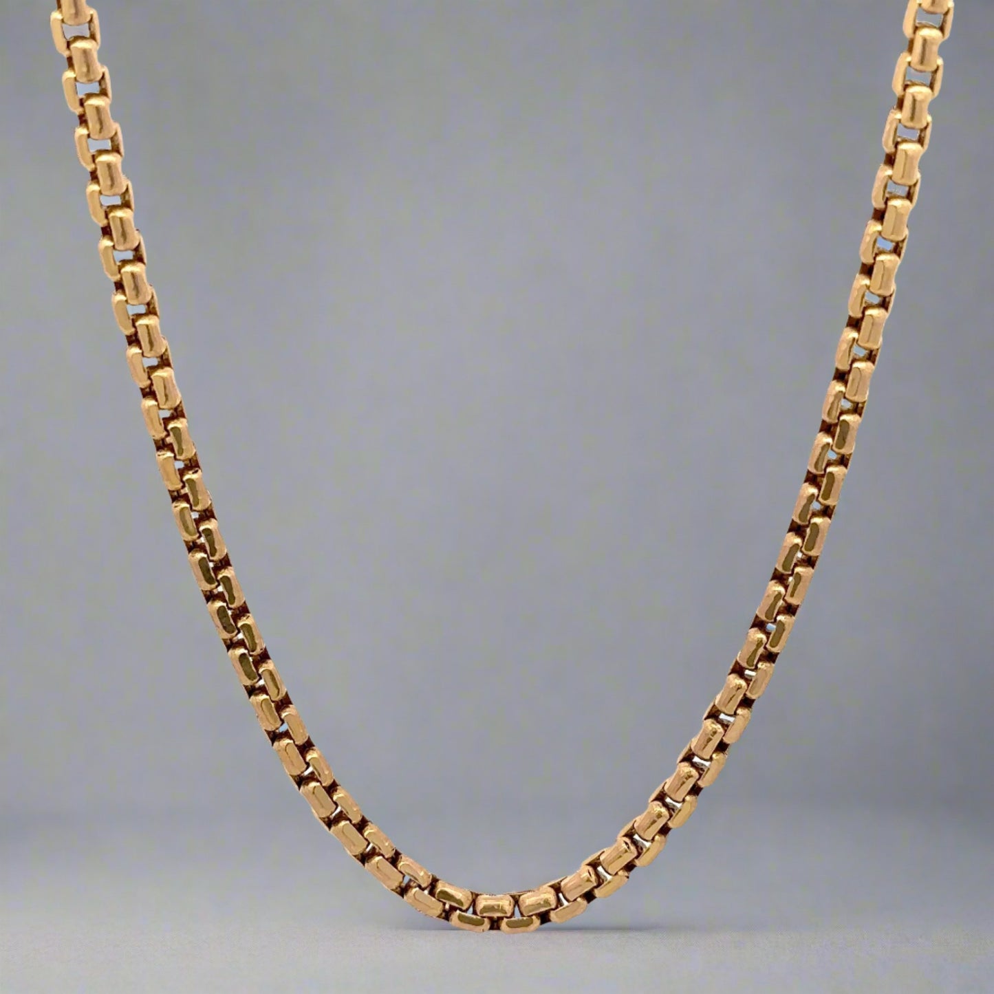 Hanging yellow gold rolo chain