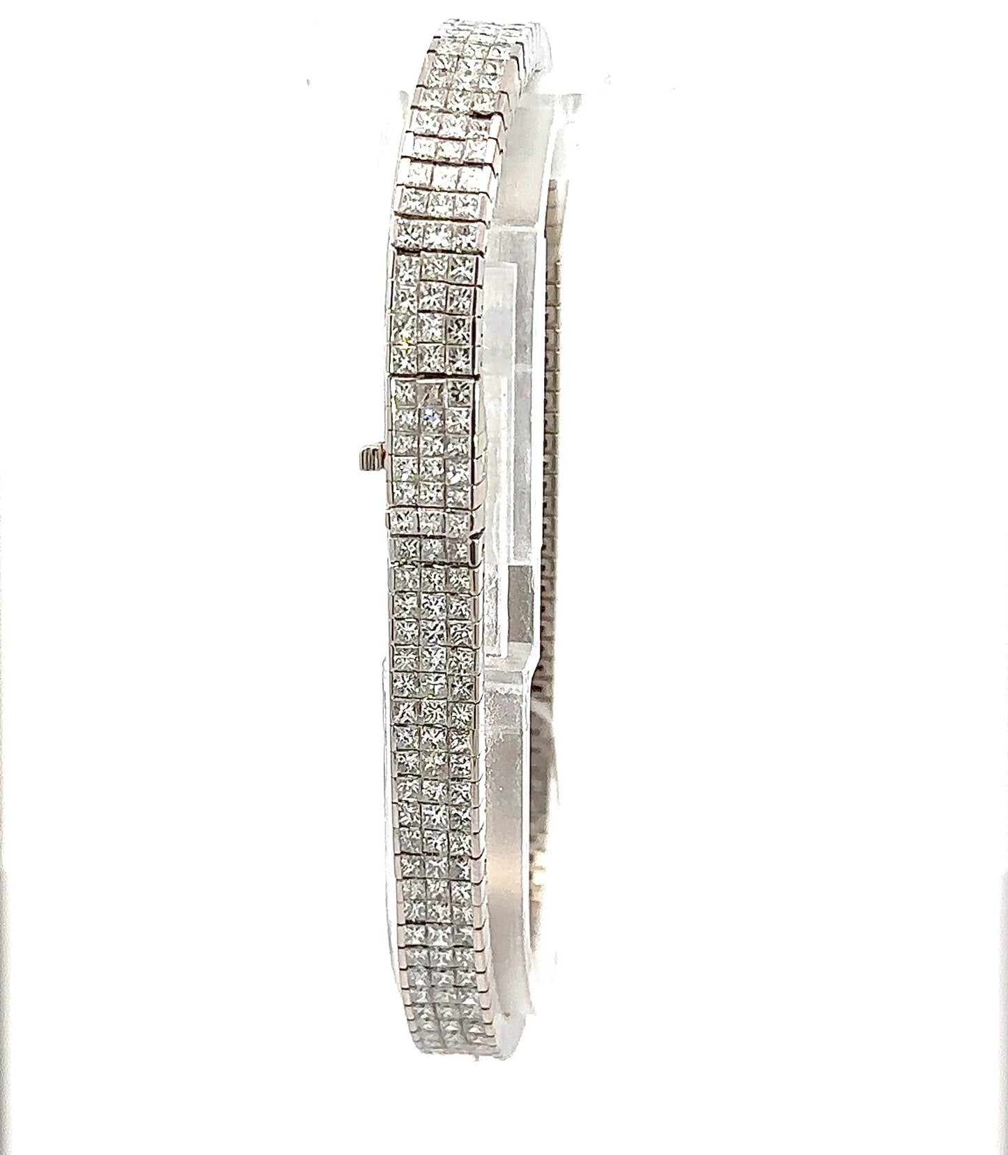 Front of diamond tennis bracelet in white gold with rows of 3 princess-cut diamonds
