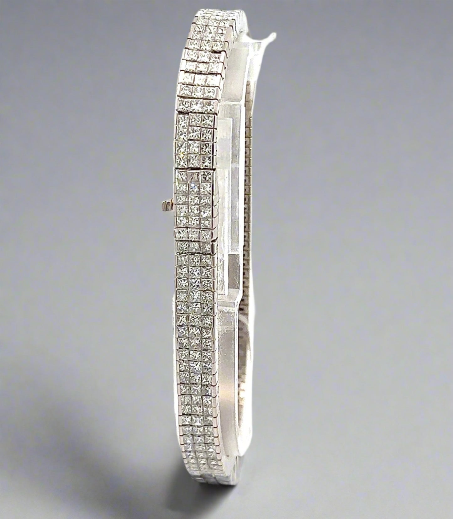 Front of diamond tennis bracelet in white gold with rows of 3 princess-cut diamonds