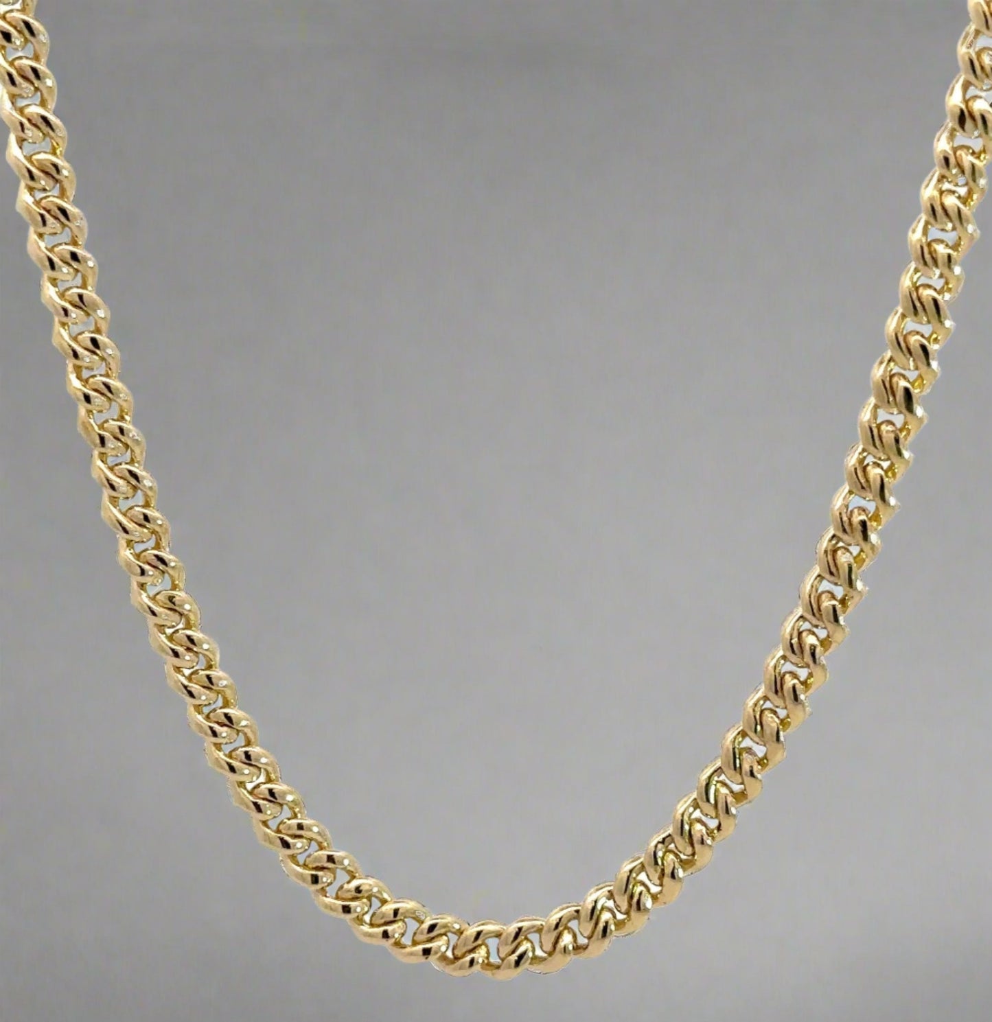 Back of yellow gold cuban chain with no diamonds