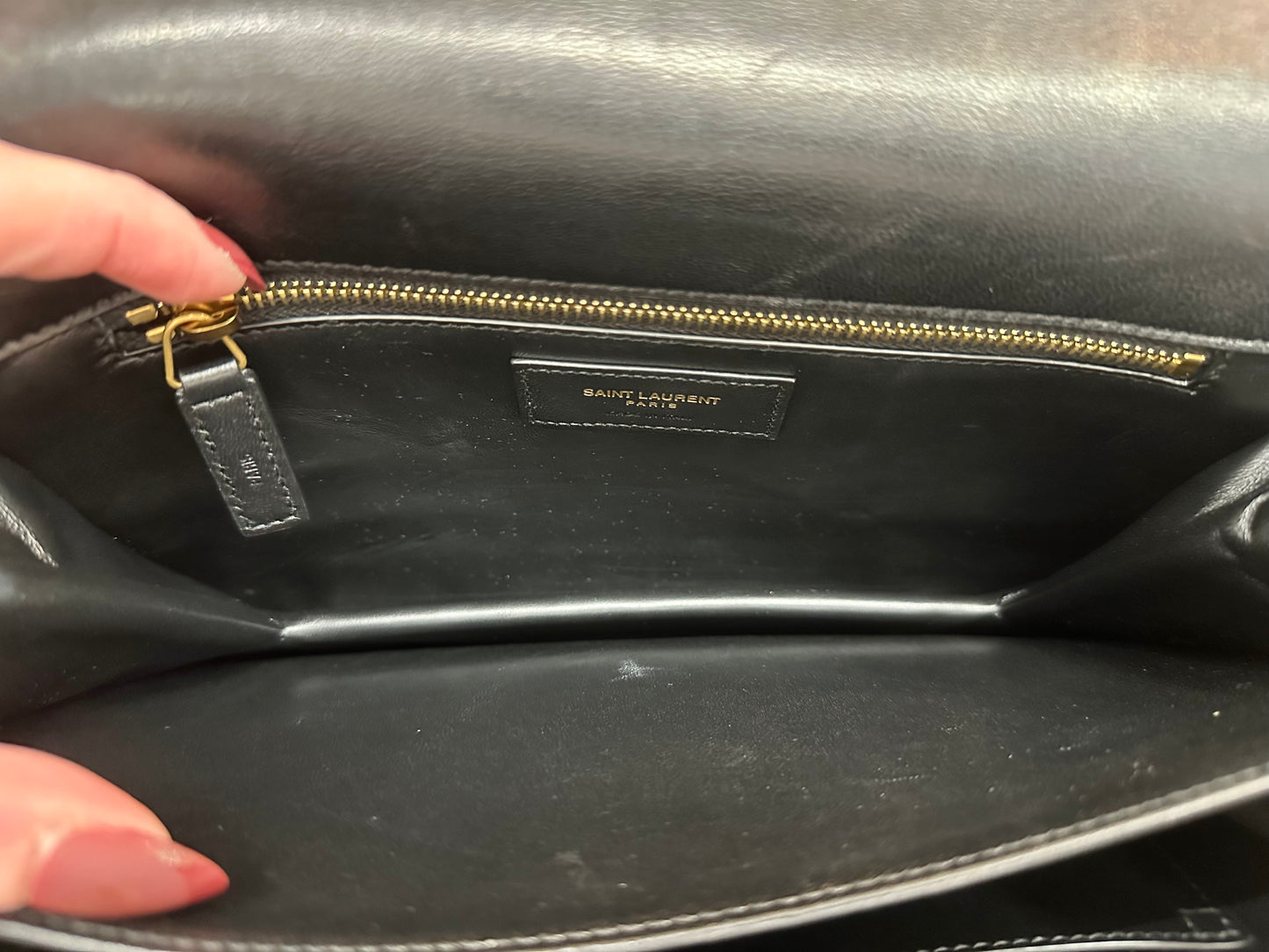 Black leather interior with 1 zip-pocket closure and 3 white stains