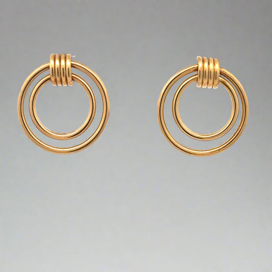 Front of yellow gold stud earrings with 2 circles, 1 smaller, 1 bigger.
