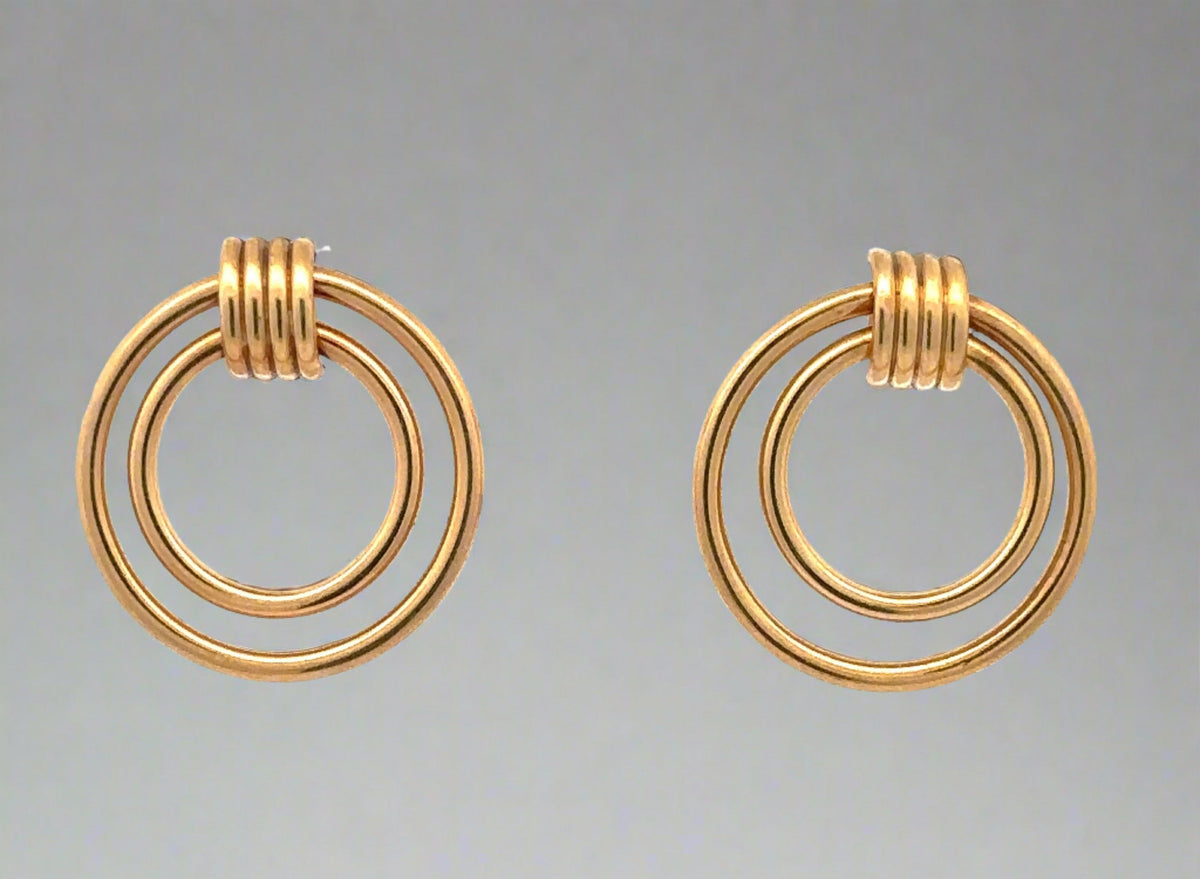 Front of yellow gold stud earrings with 2 circles, 1 smaller, 1 bigger.