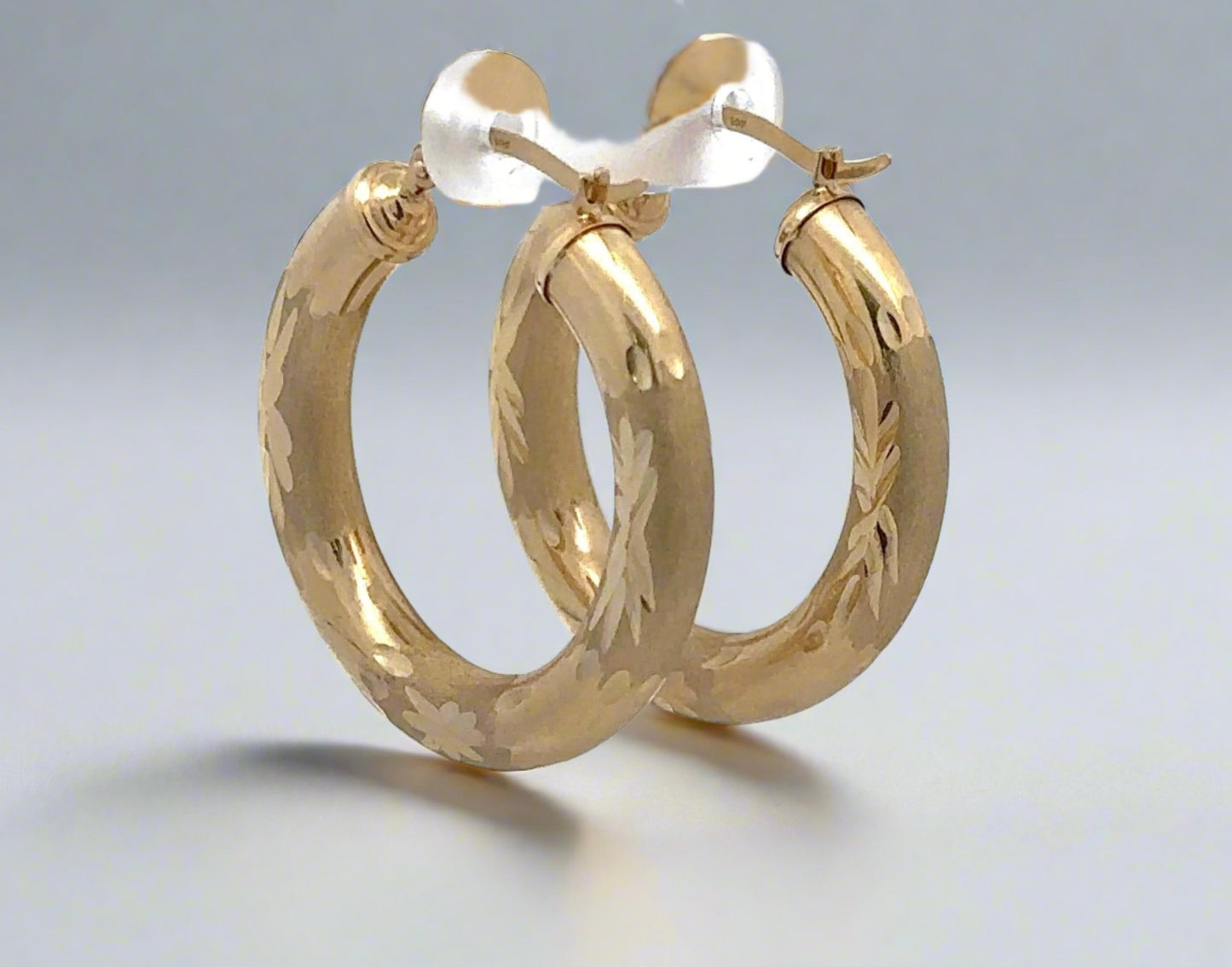 Diagonal back of yellow gold hoops