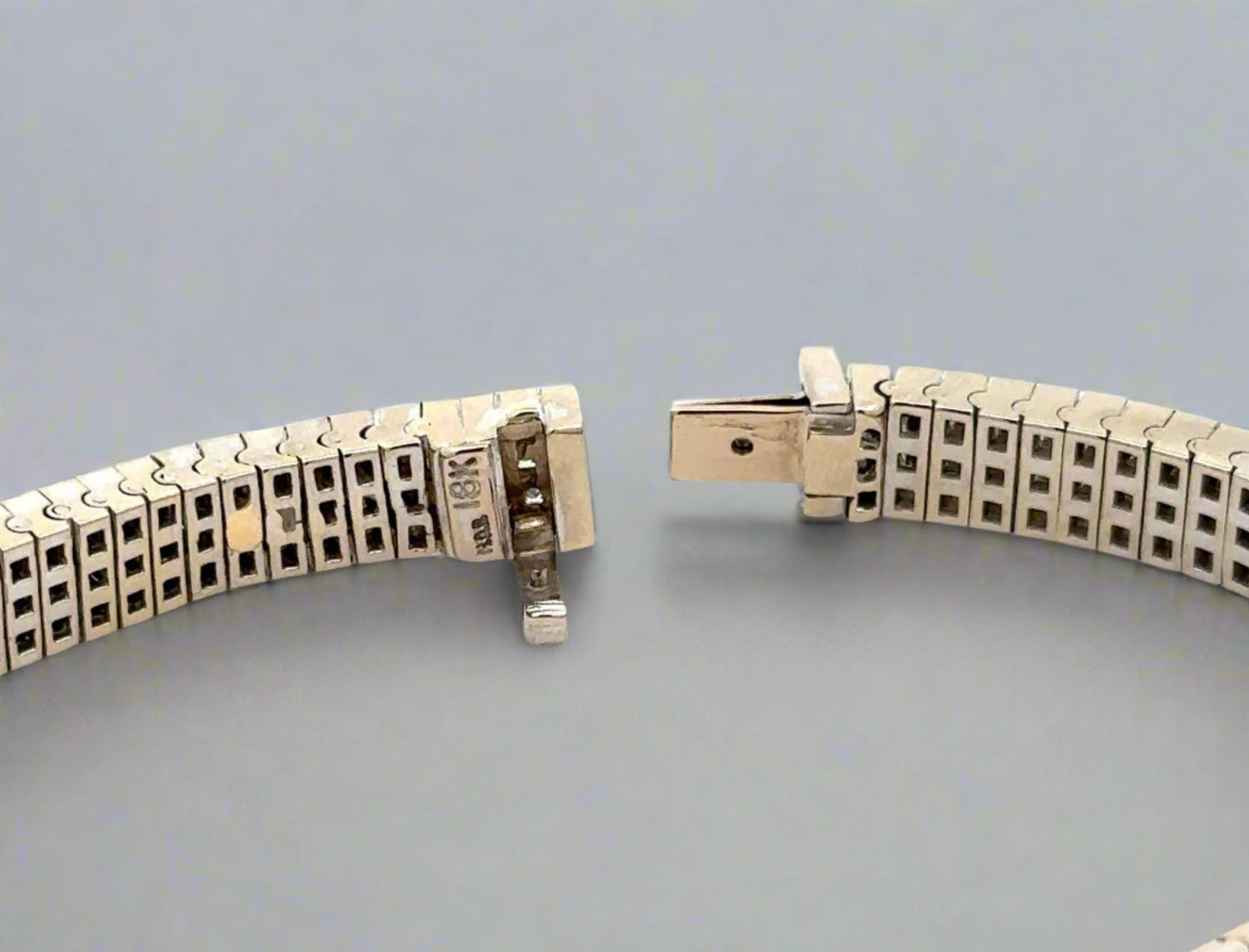 Close up of the clasp and the lock with 18K stamp
