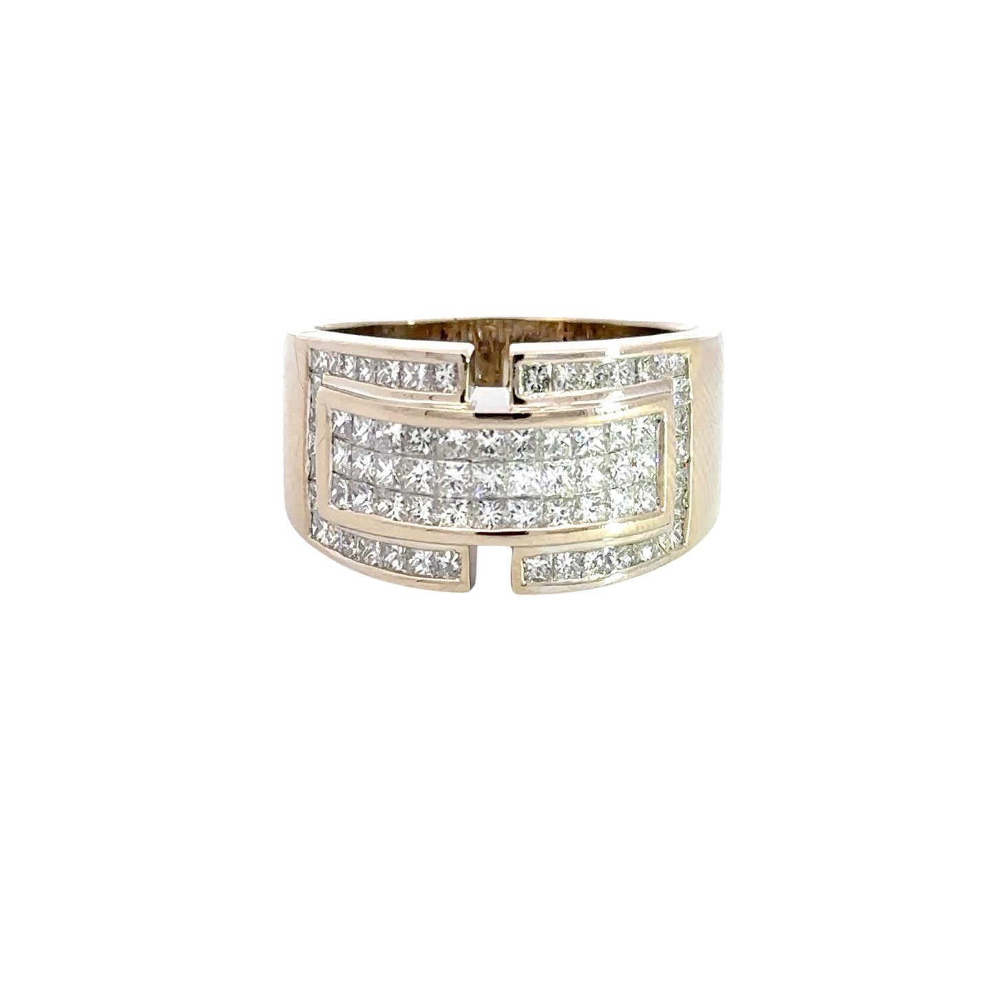 Front of ring with 3 rows of 11 princess-cut diamonds in the center and priness-cut diamonds on the side