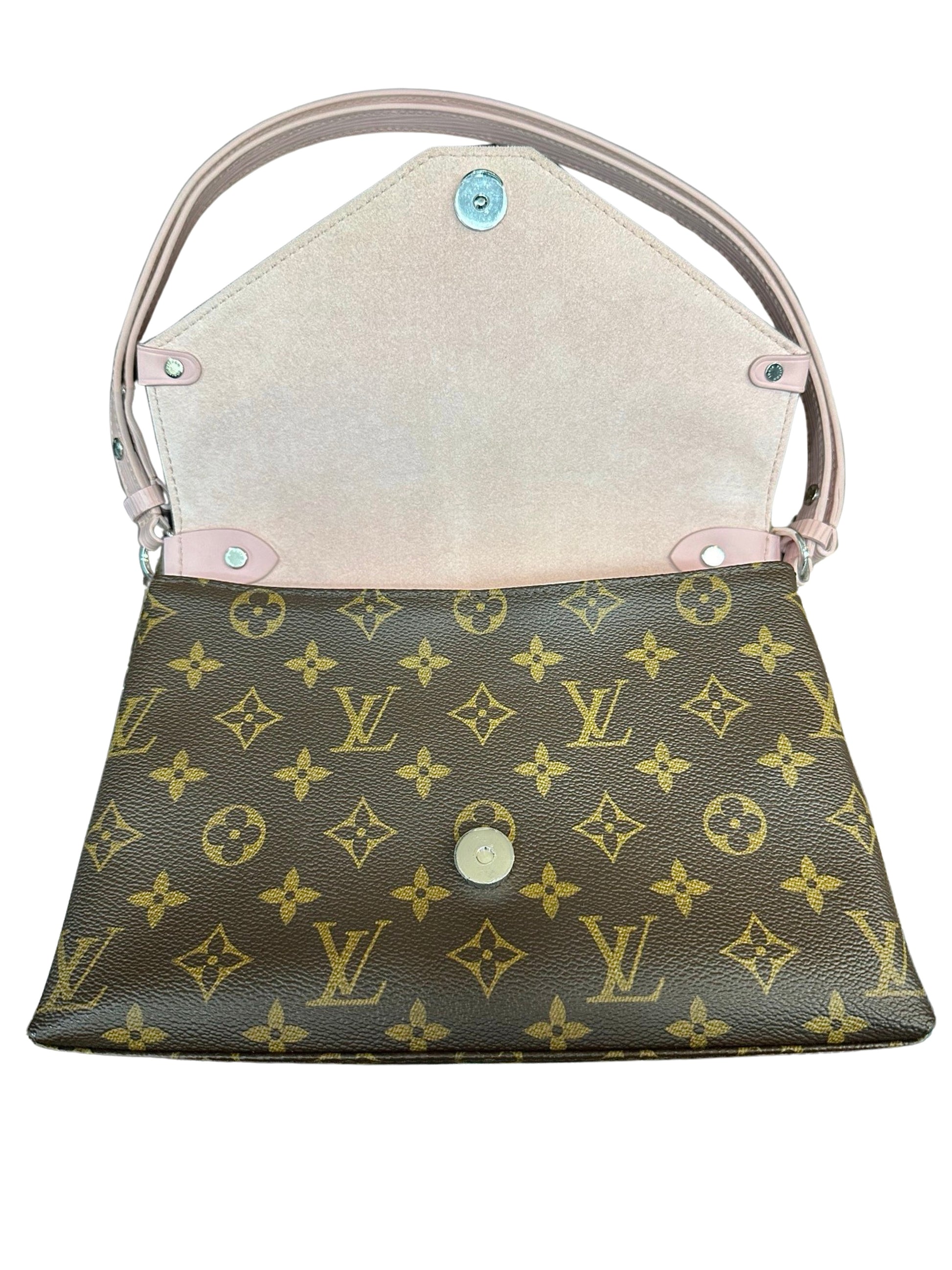 Open flap of handbag with light pink suede