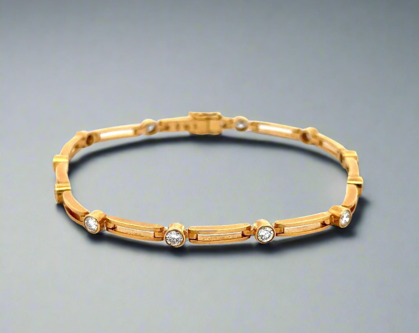 Front of 18K yellow gold diamond bracelet with 1 single diamond between each link