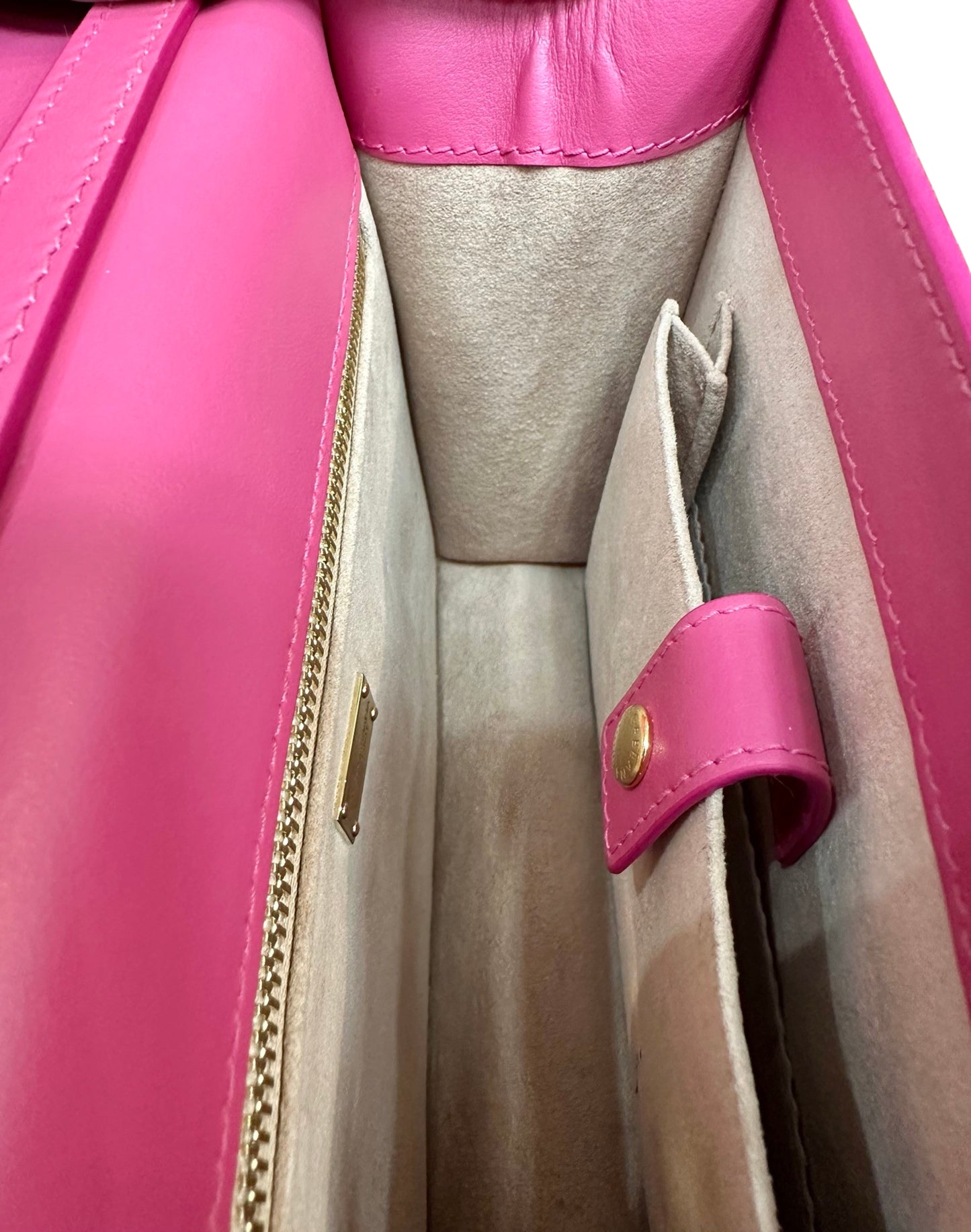 Photo showing the sides of the interior bag