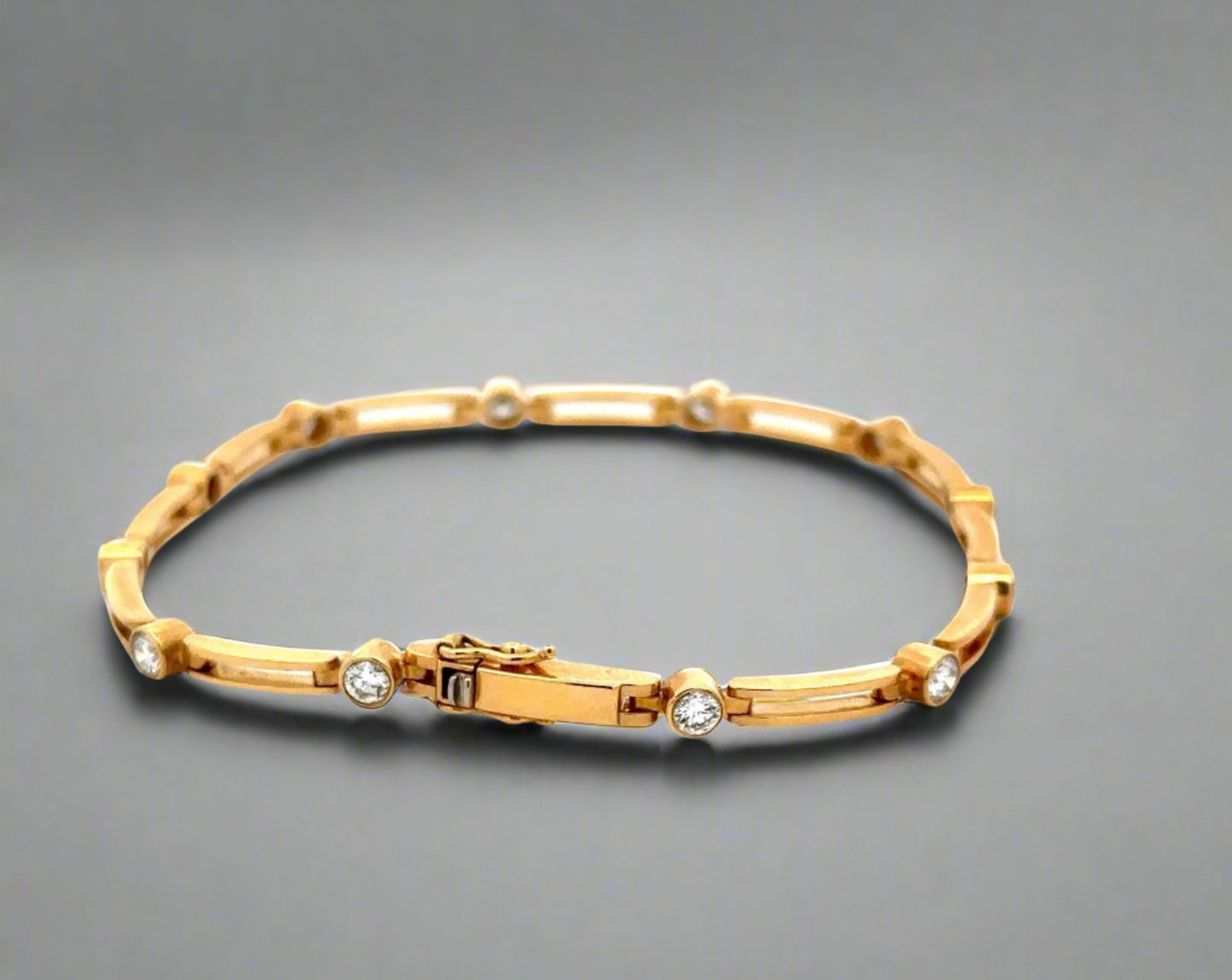 Back of 18k yellow gold bracelet with clasp and double locks
