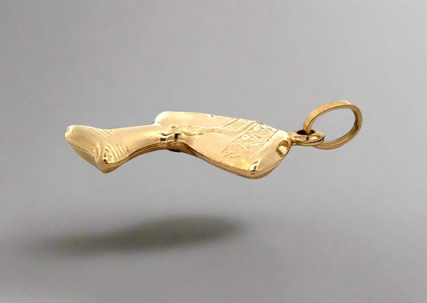 side of yellow gold nefertiti pendant with round bail