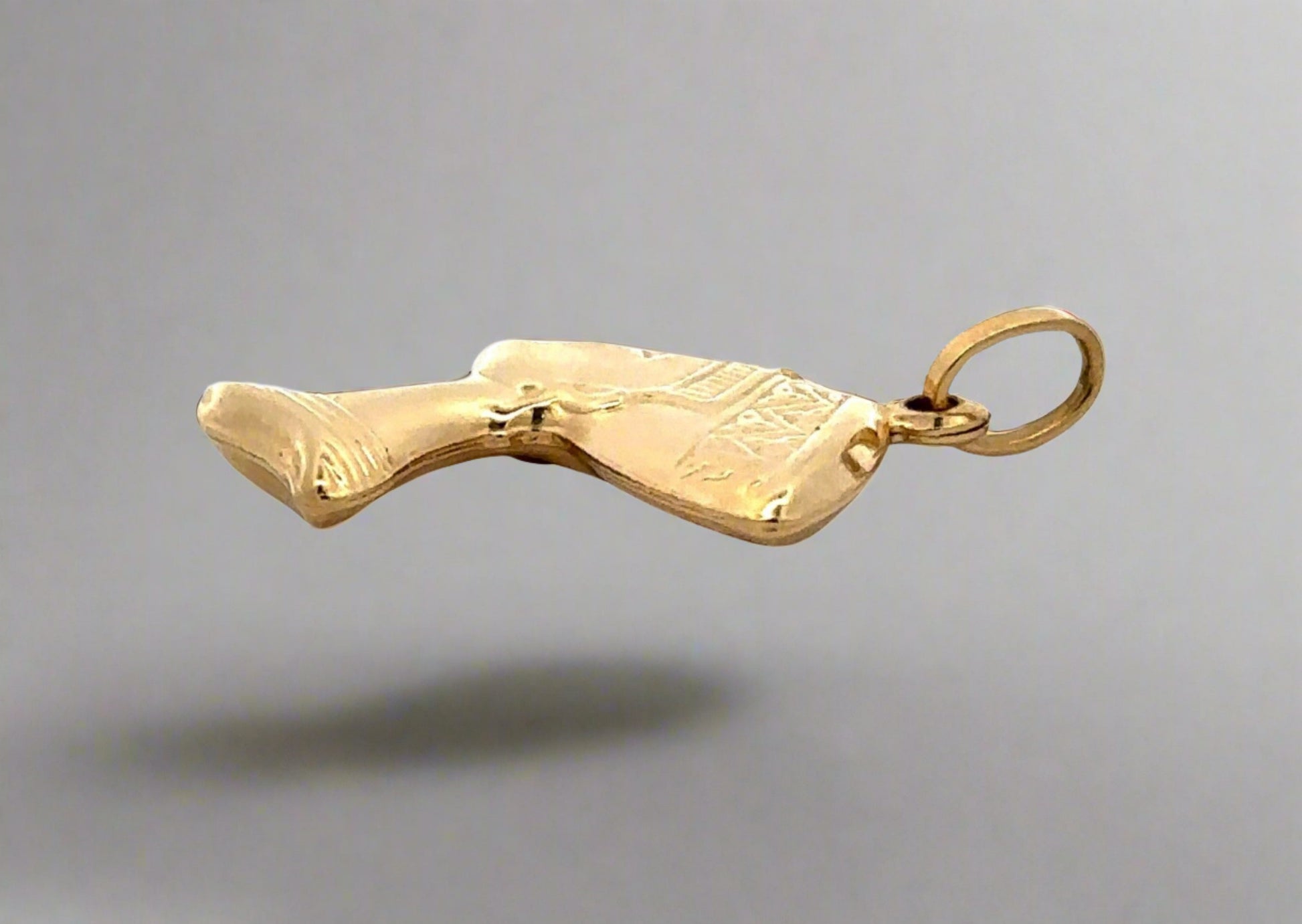 side of yellow gold nefertiti pendant with round bail