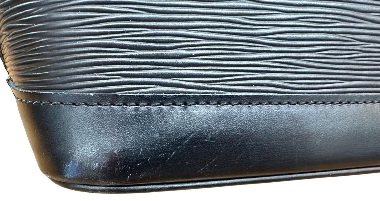 bottom corner of bag with scuff marks