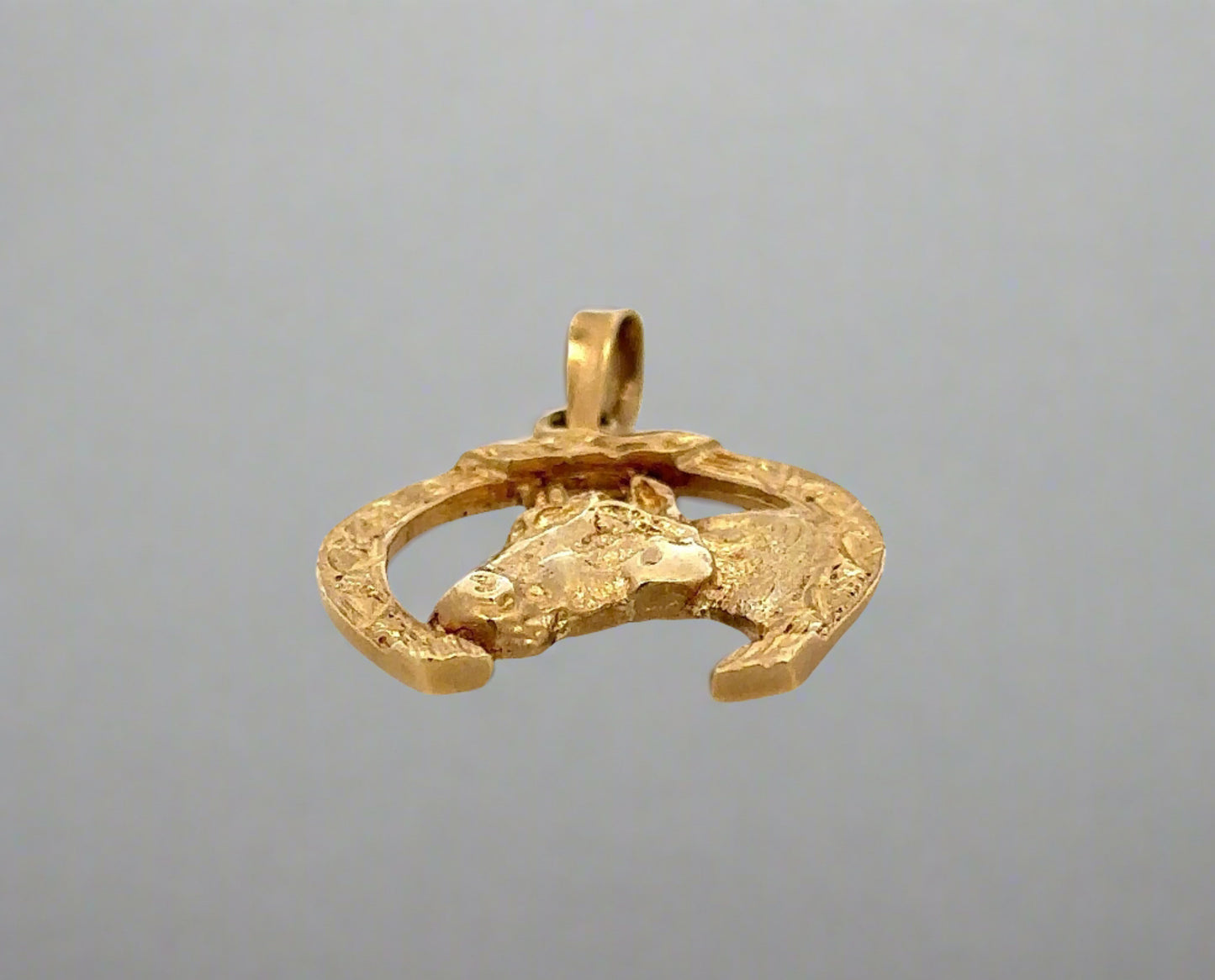 Bottom of horse shoe pendant in yellow gold