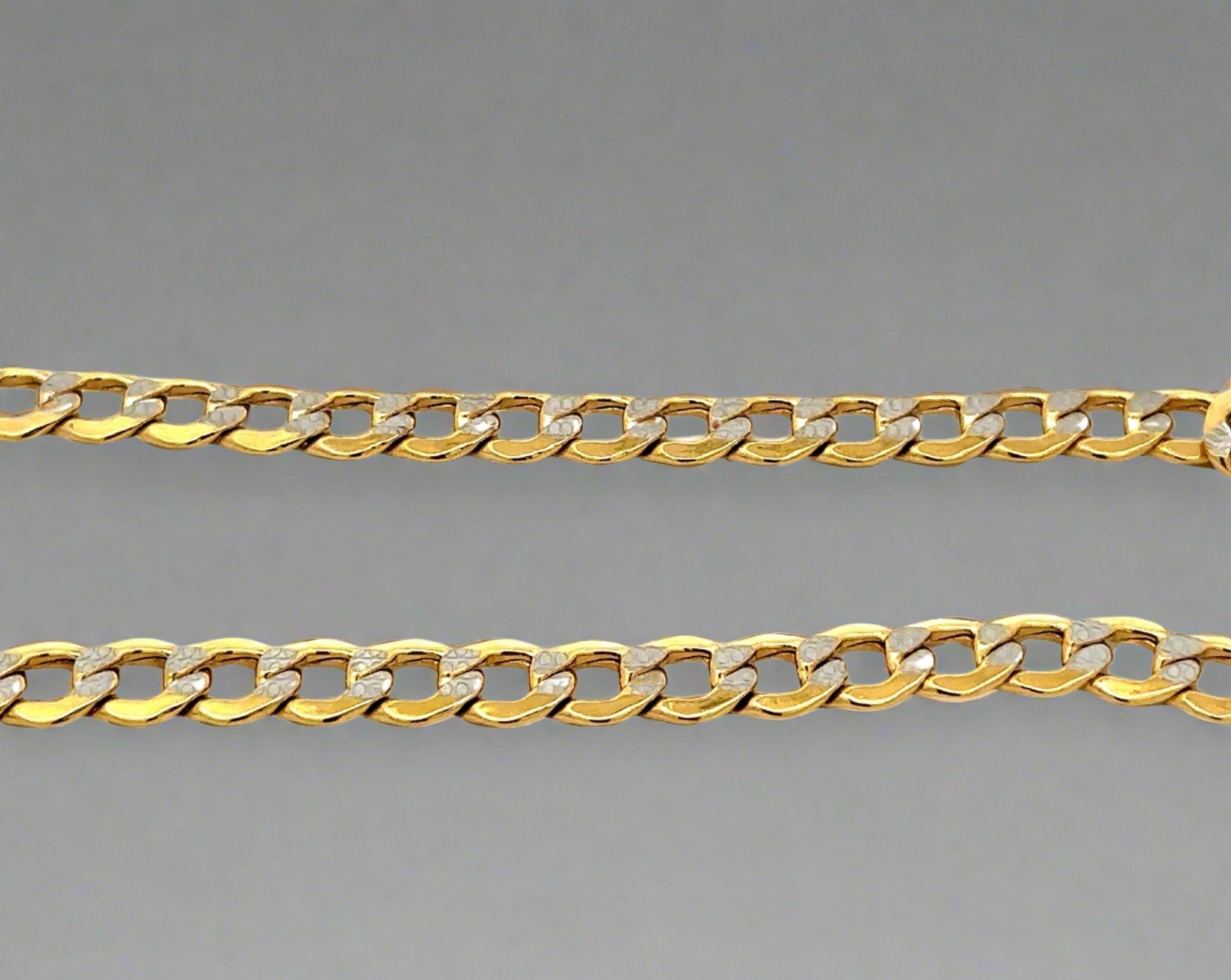 Close up yellow and white gold link chain