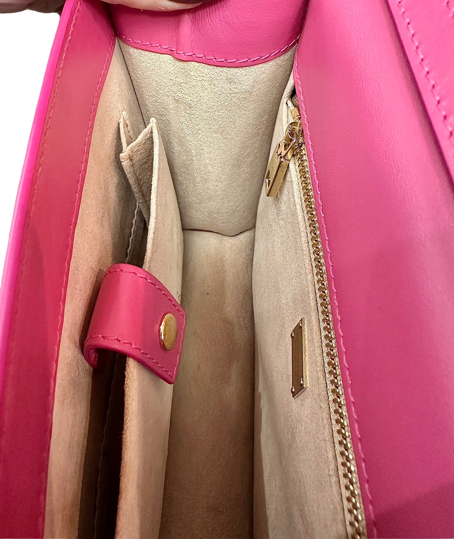 Photo showing the side of the interior bag
