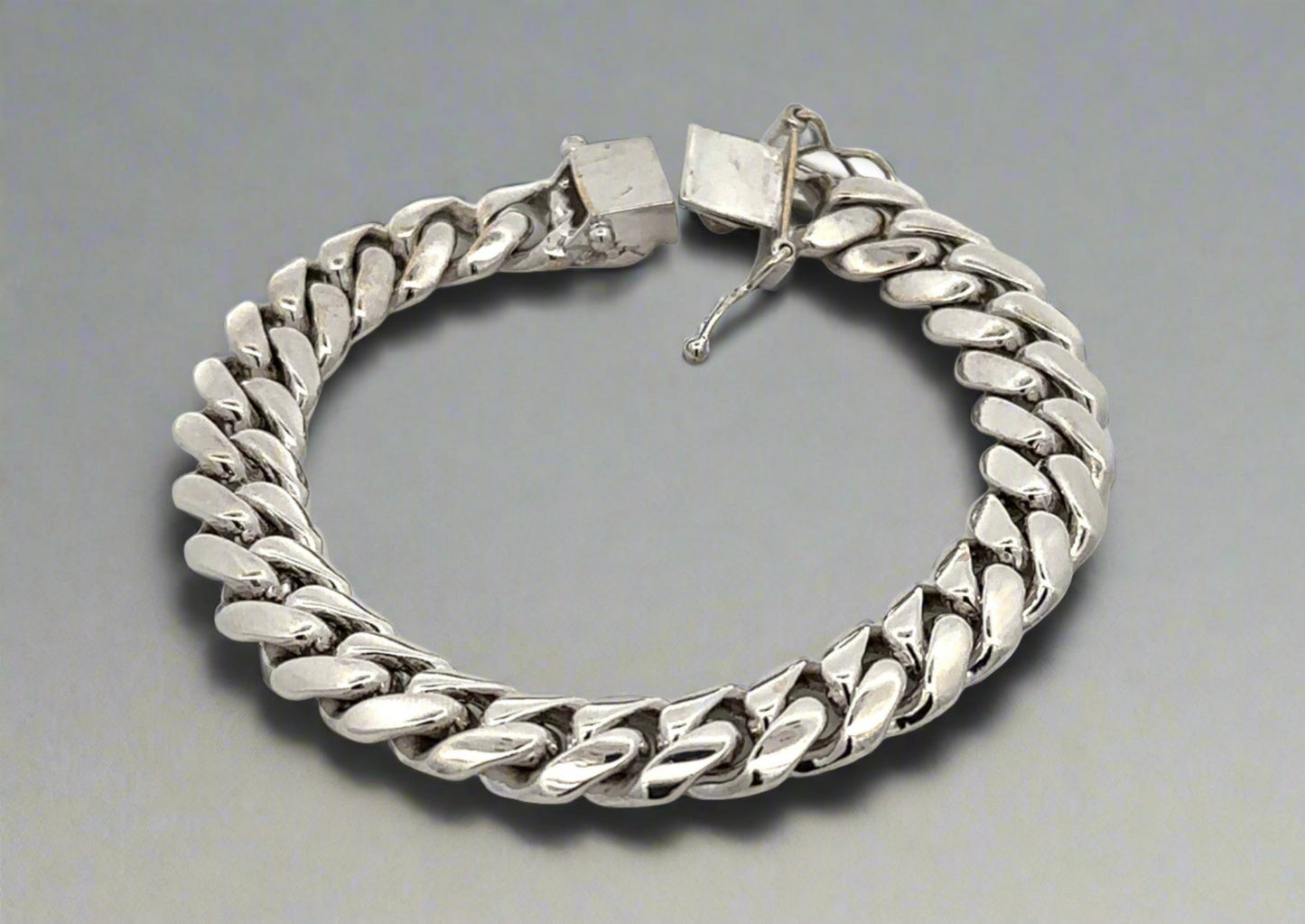 Back of white gold bracelet with no diamonds