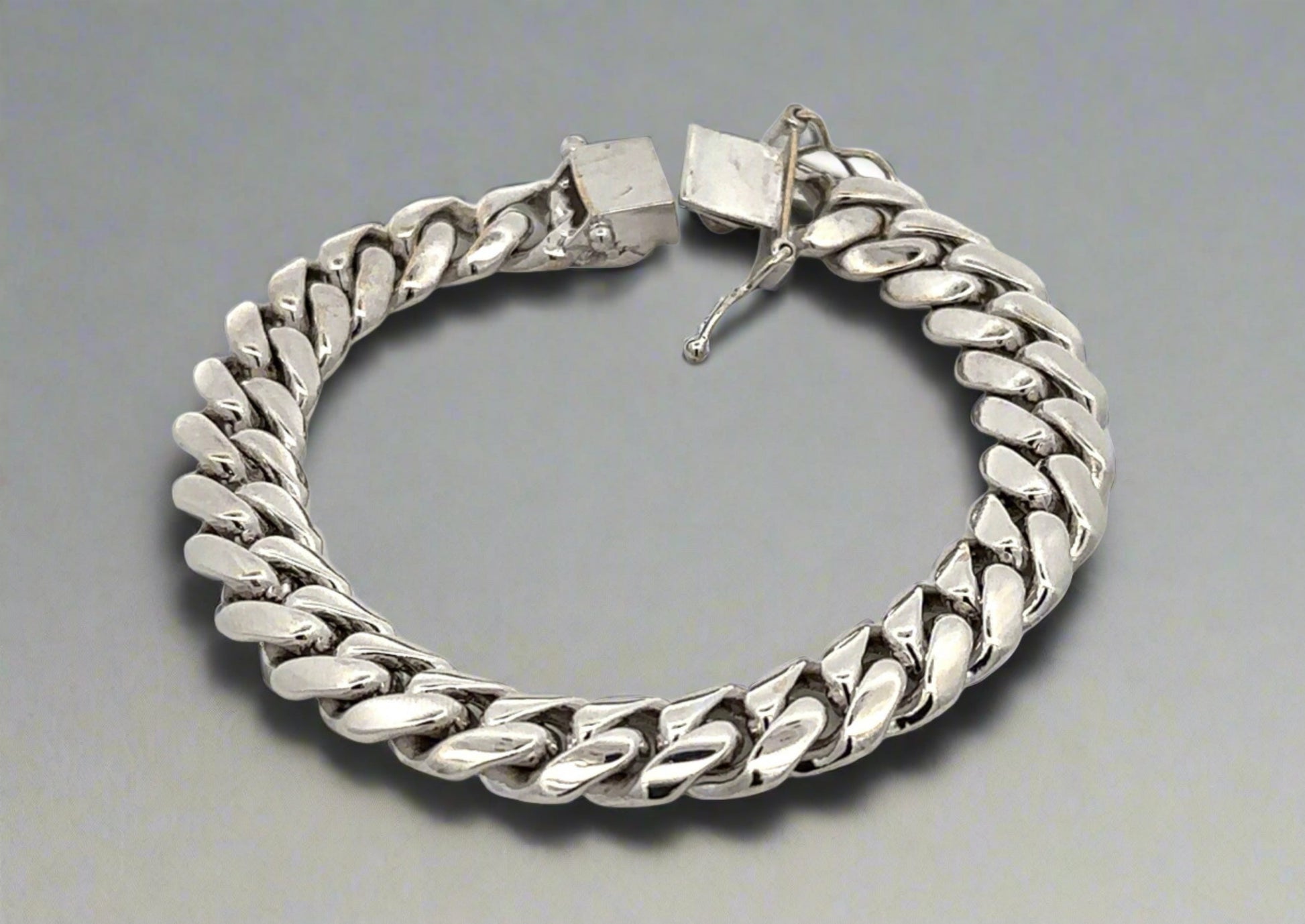 Back of white gold bracelet with no diamonds