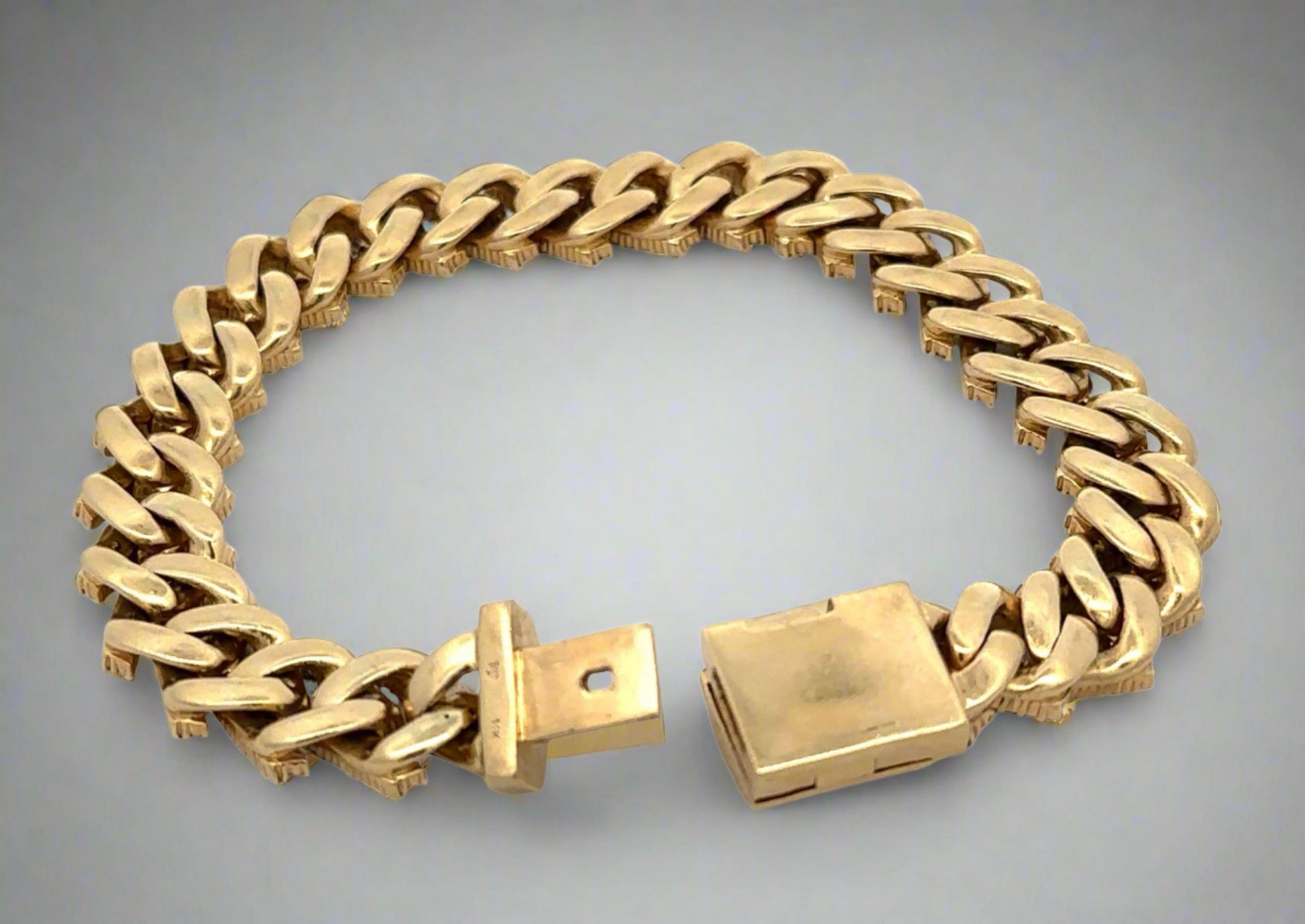 Back of bracelet with no diamonds