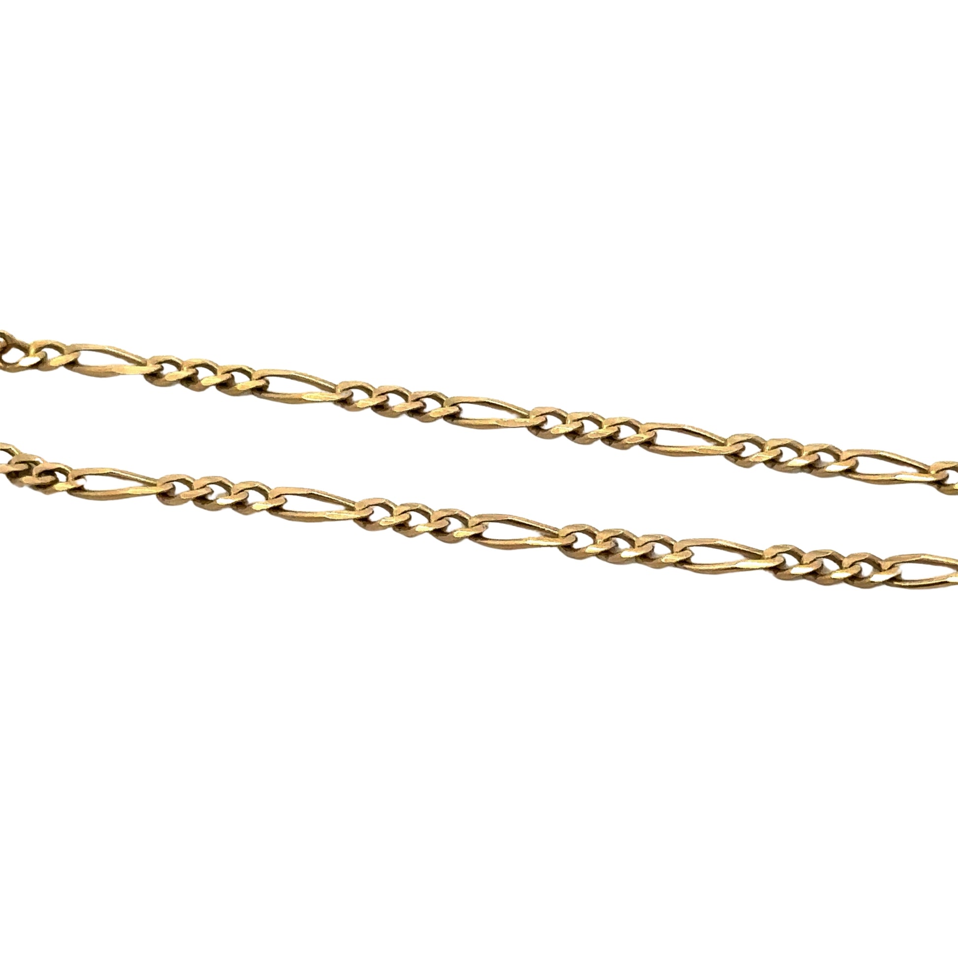 close up of figueroa link chains in yellow gold