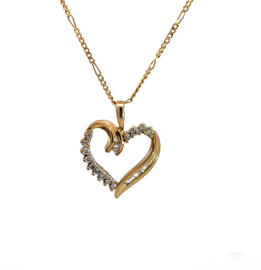 360 video of diamond heart necklace in yellow gold