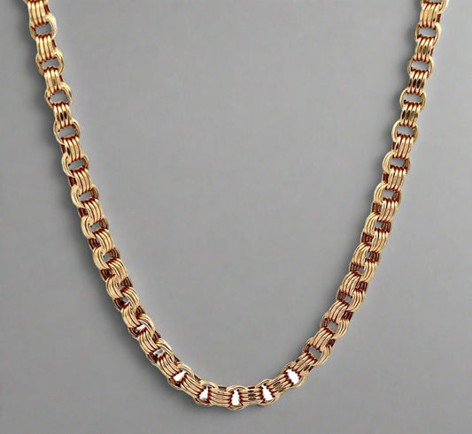 360 video of yellow gold box chain