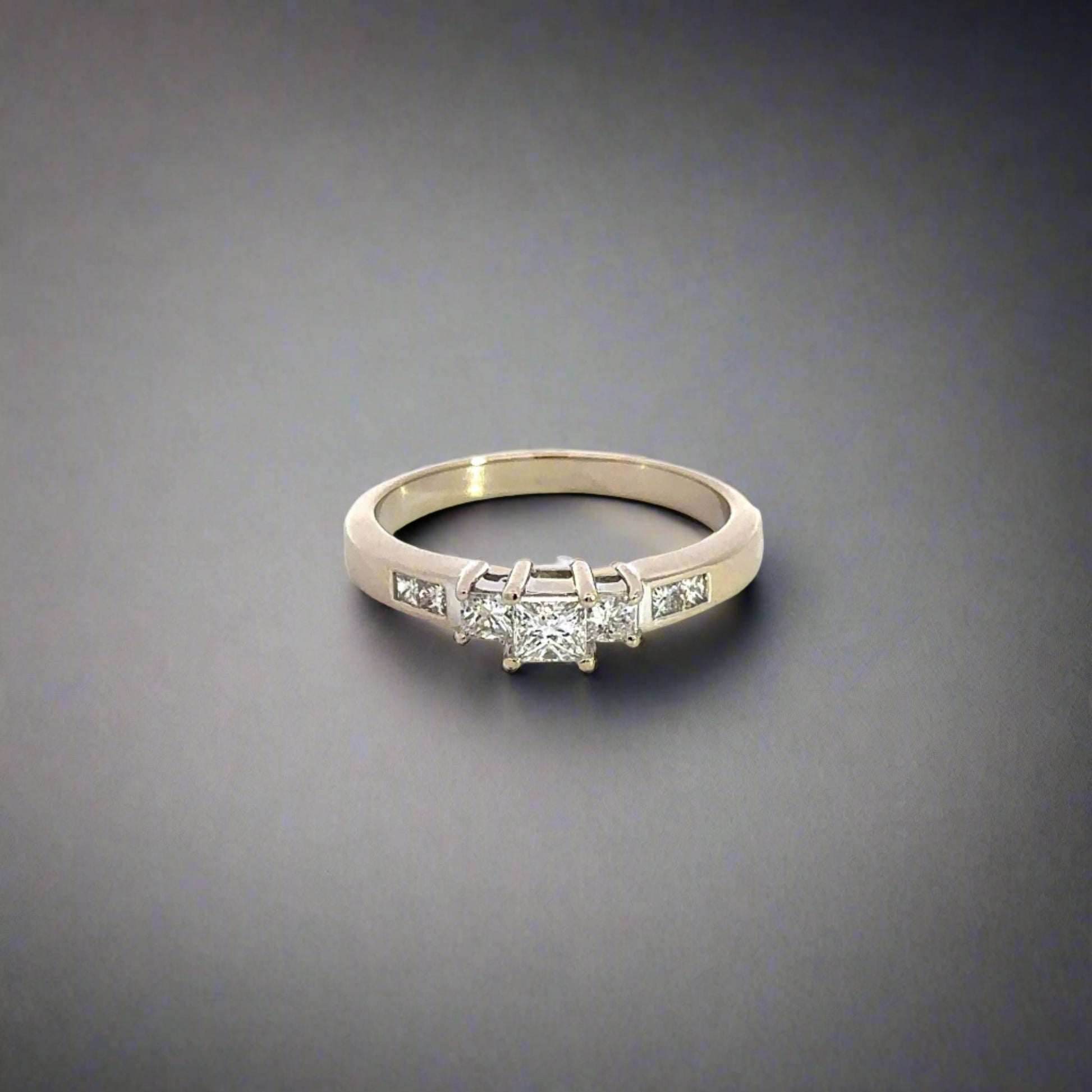 360 video of white gold diamond engagement ring