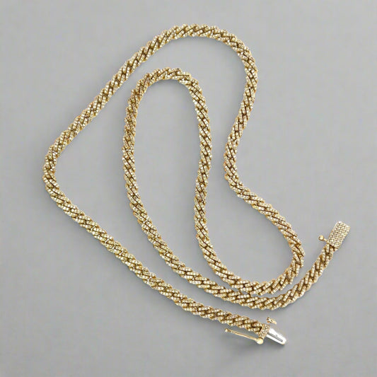360 video of diamond link chain with diamonds on the front
