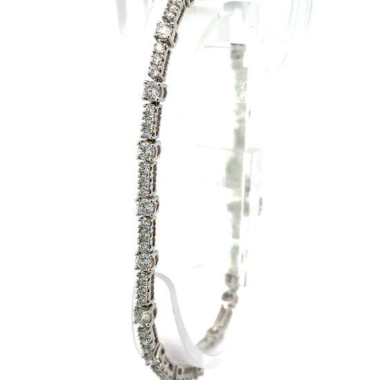 360 video of diamond tennis bracelet in white gold with alternating sizes of round diamonds