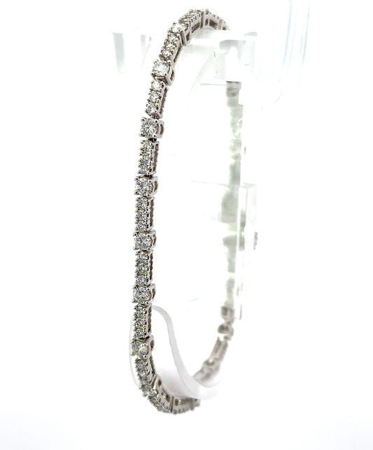 360 video of diamond tennis bracelet in white gold with alternating sizes of round diamonds