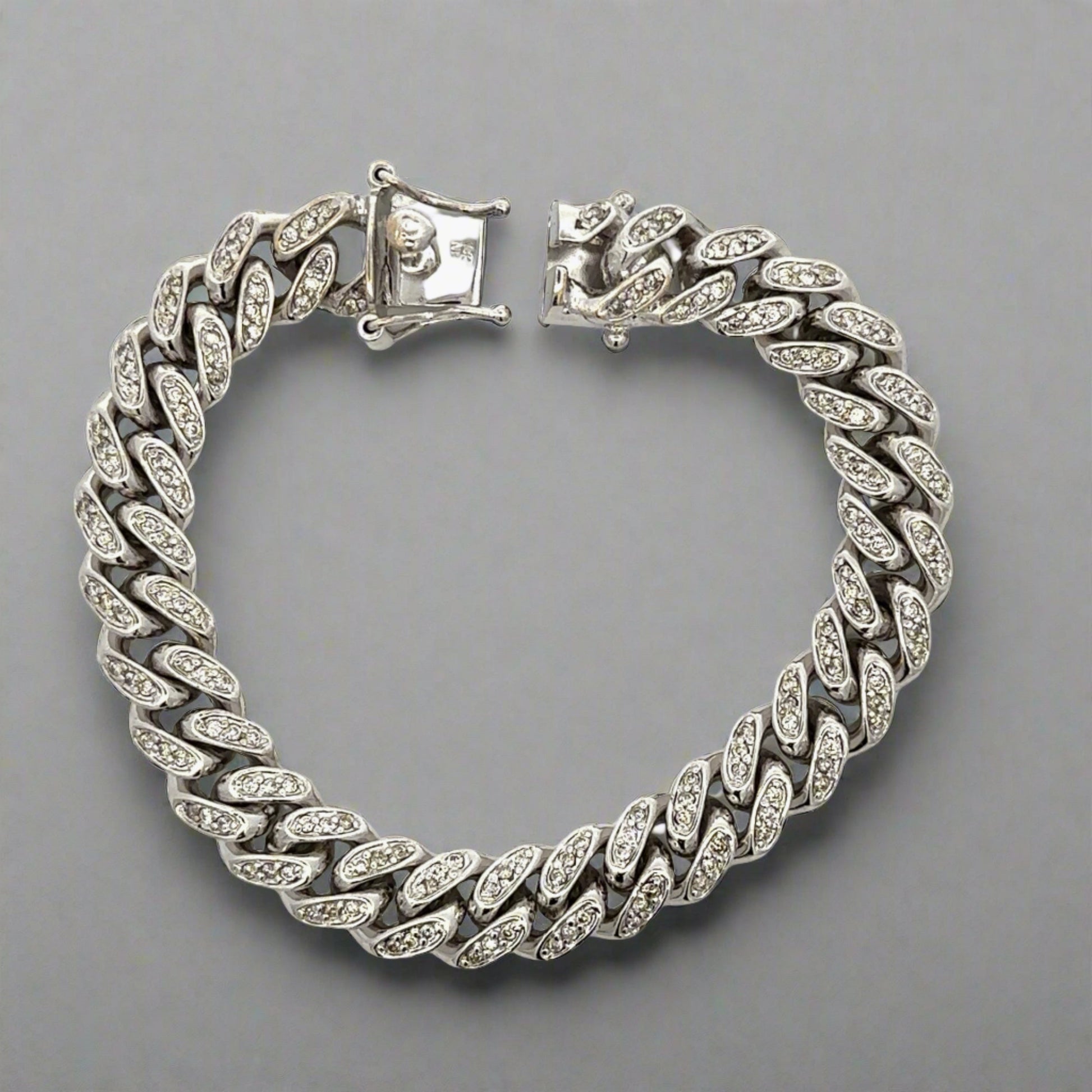 360 video of diamond bracelet