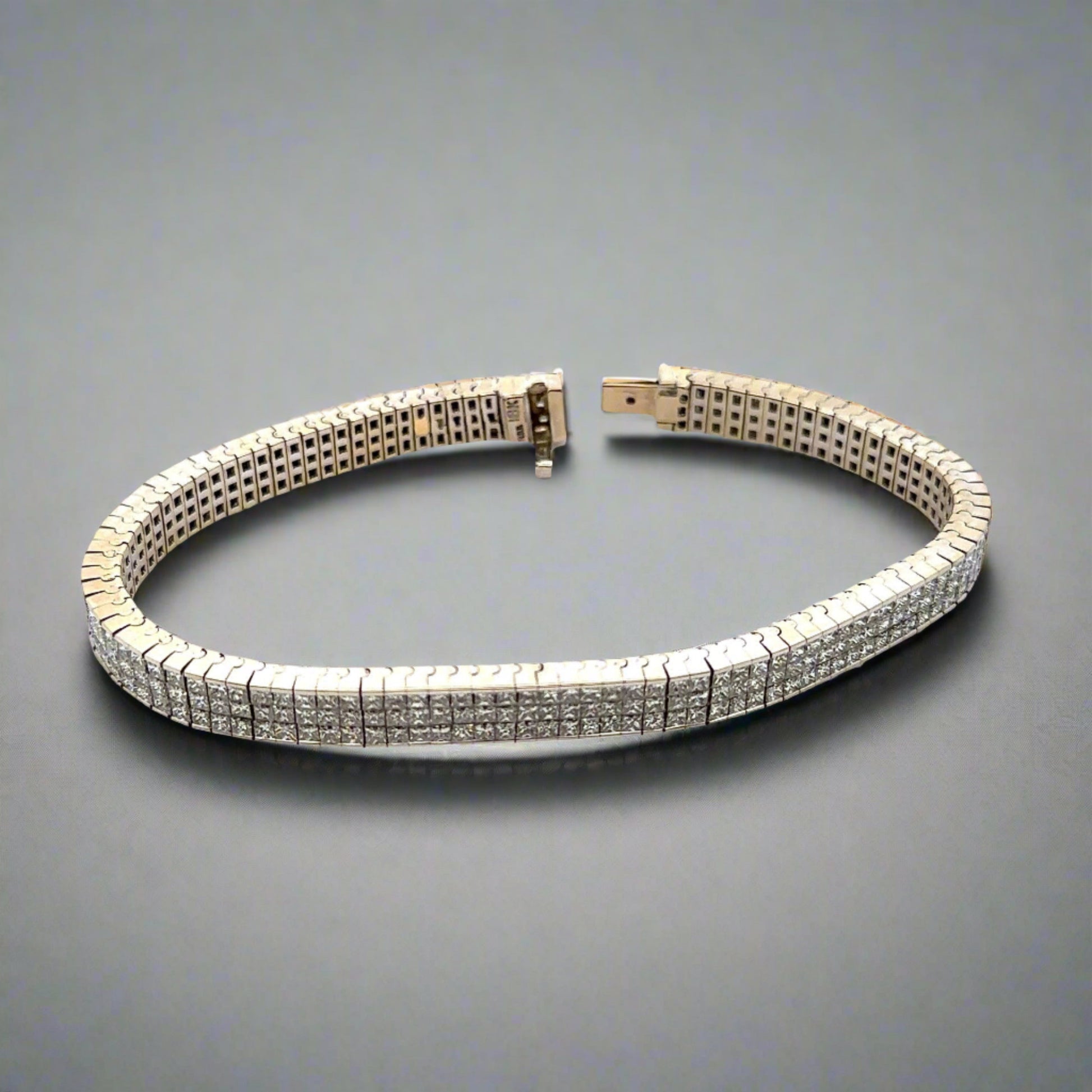 360 video of white gold bracelet with princess-cut diamonds in rows of 3