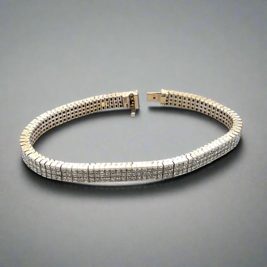 360 video of white gold bracelet with princess-cut diamonds in rows of 3
