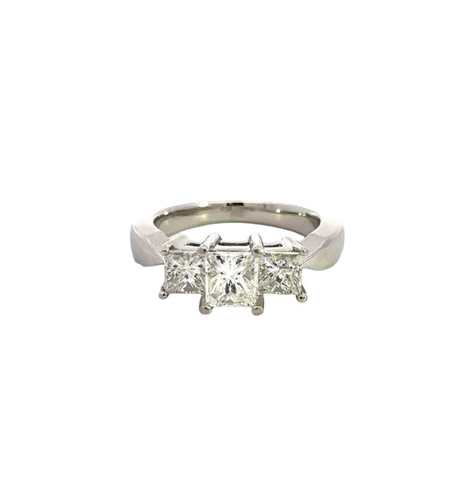 360 vide of 3 stone diamond ring
