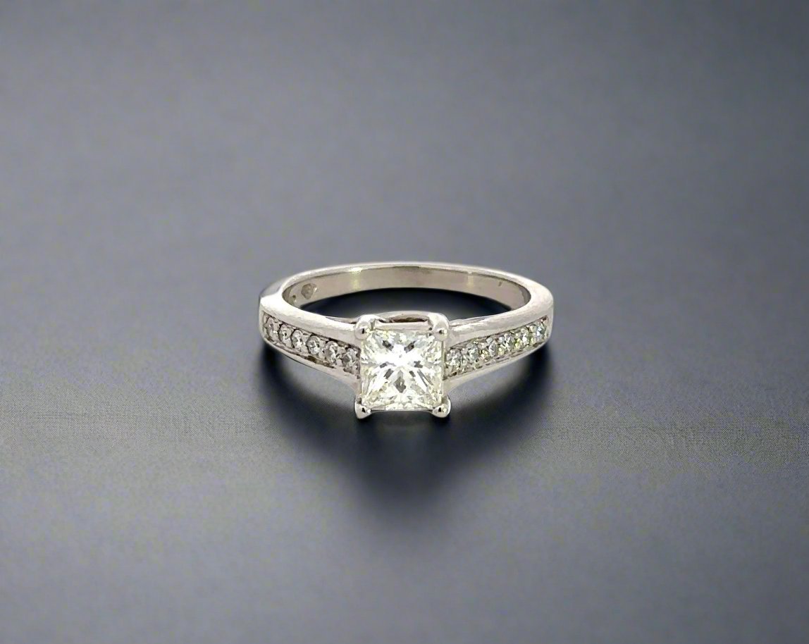 360 video of princess-cut diamond engagement ring