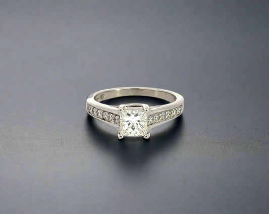 360 video of princess-cut diamond engagement ring