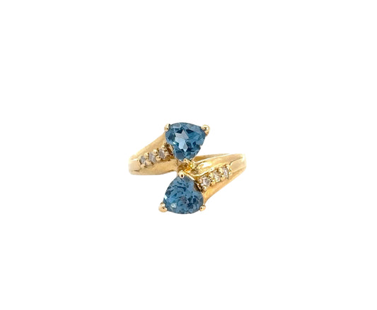 360 video of yellow gold ring with 2 blue colored gemstones and 6 small round diamonds