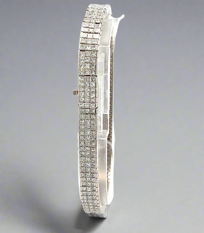 Front of diamond tennis bracelet in white gold with rows of 3 princess-cut diamonds