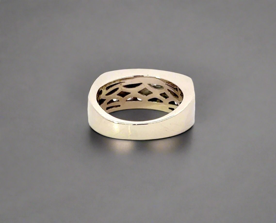 Back of white gold band ring