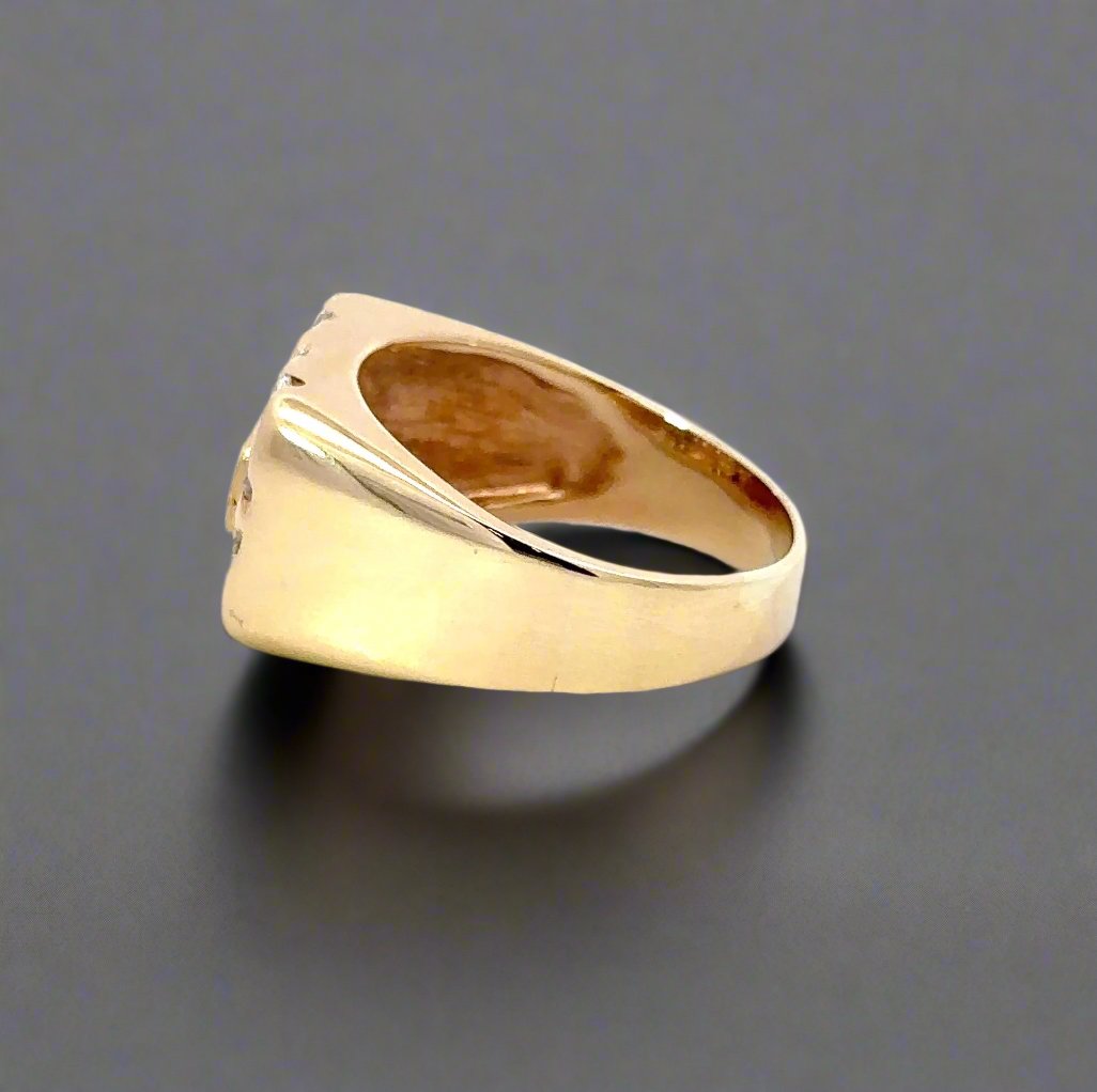 Side of yellow gold ring