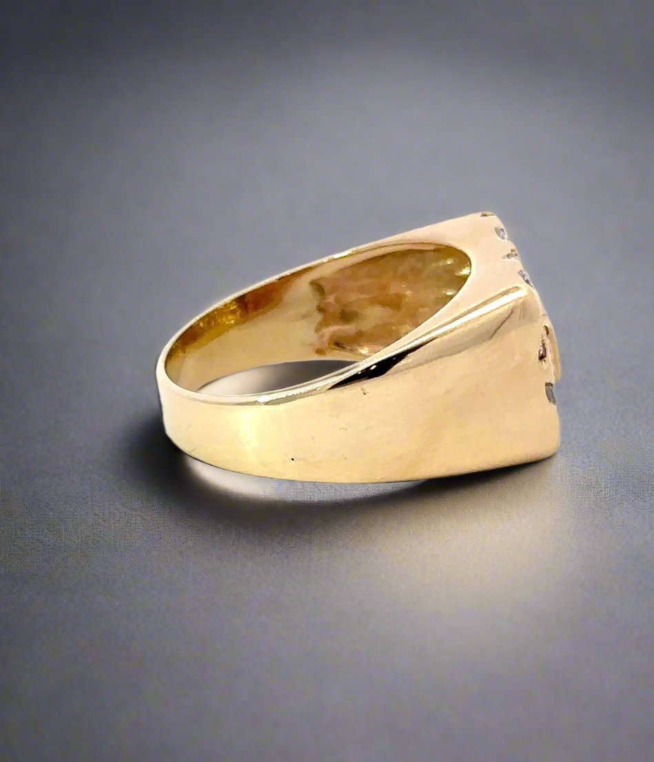 Side of yellow gold ring