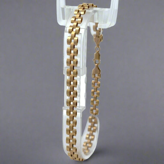 Diagonal view of bracelet