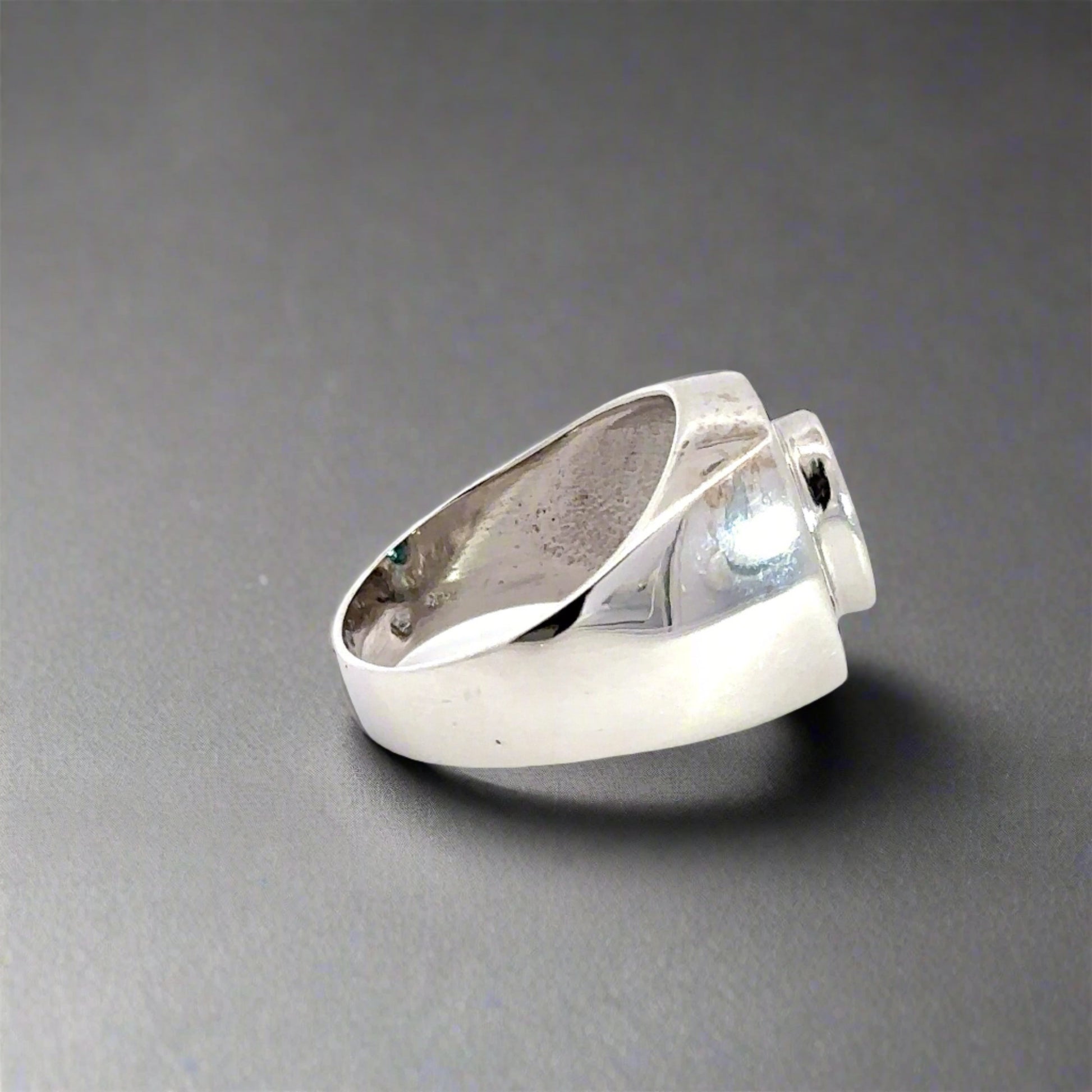 Anillo de oro blanco de 14 quilates con zafiro y diamantes para hombre