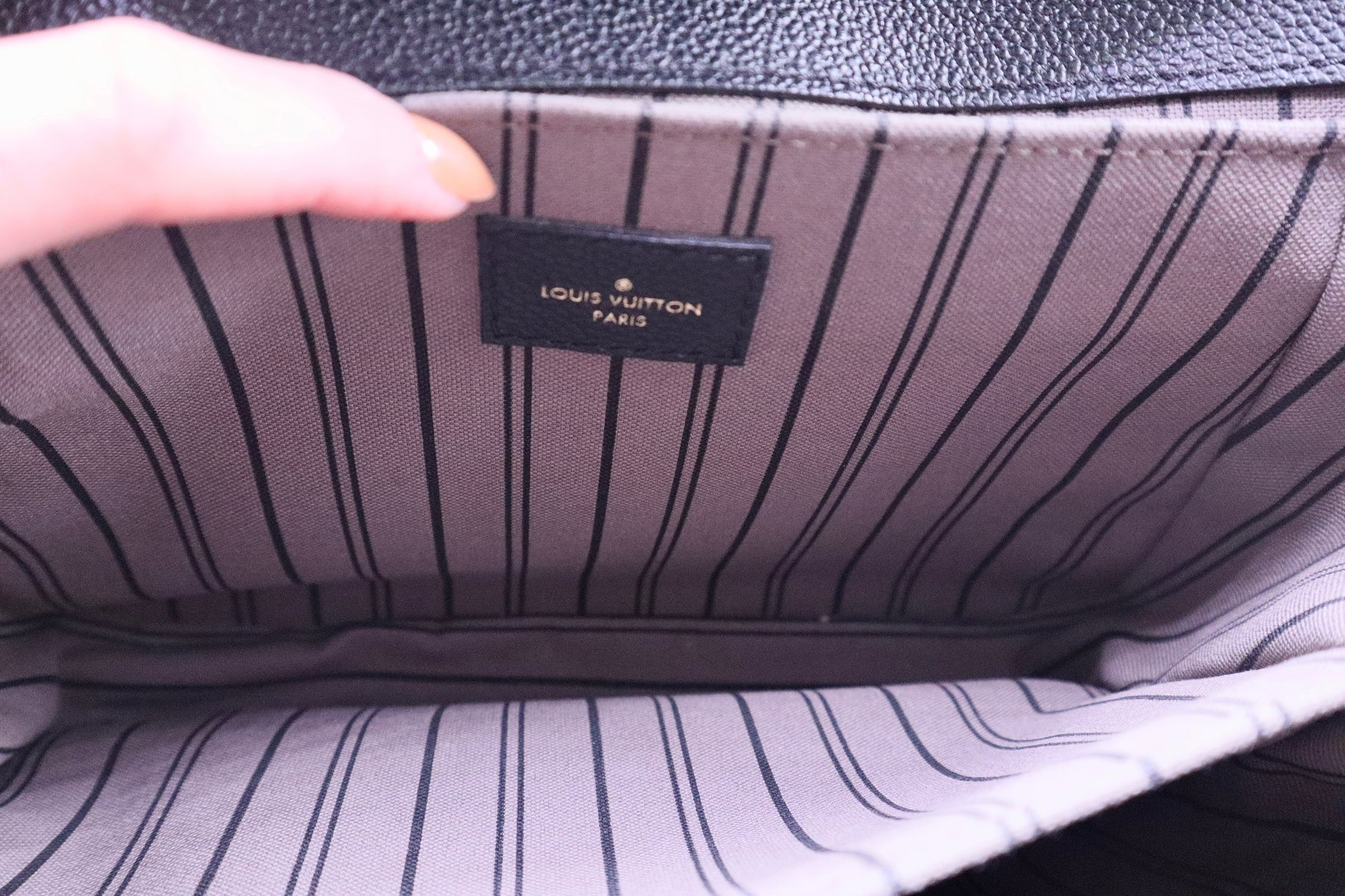 Close up pocket with Louis Vuitton label