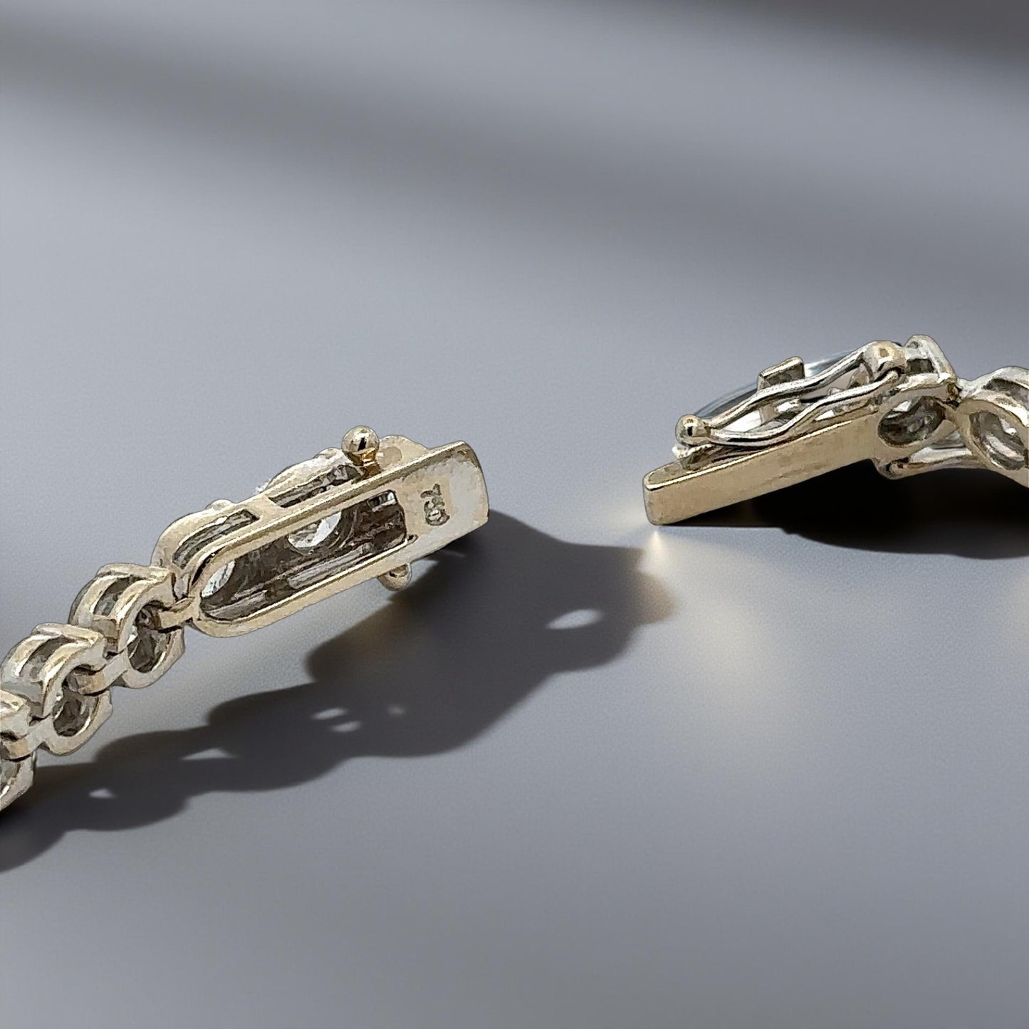 clasp with 750 stamp