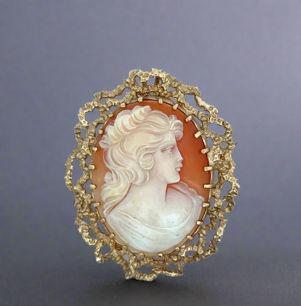 Front of brooch/pendant