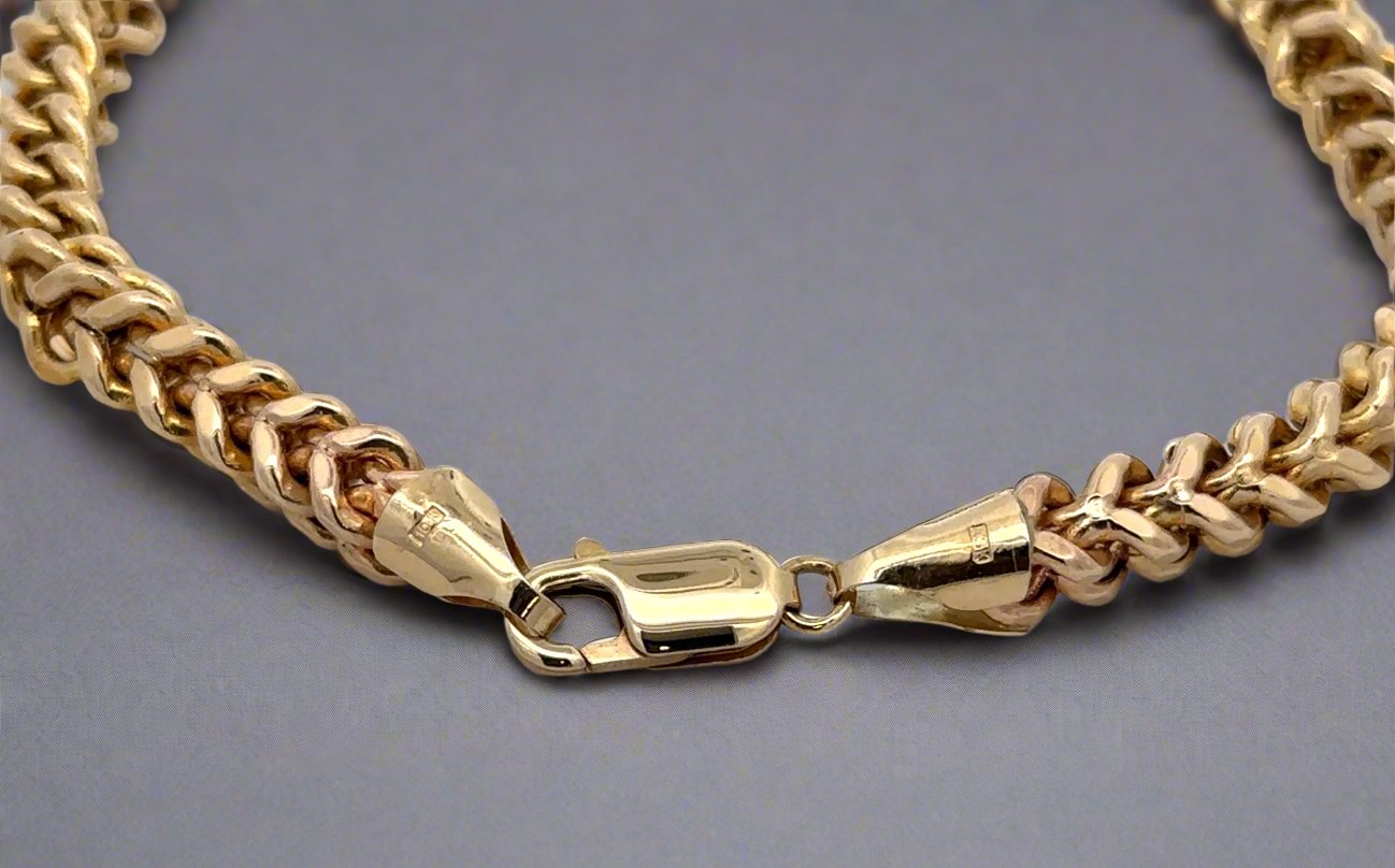 Lobster clasp with dents