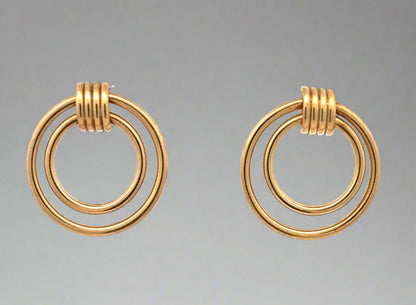 Front of yellow gold stud earrings with 2 circles, 1 smaller, 1 bigger.