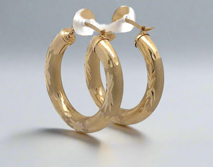 Diagonal back of yellow gold hoops