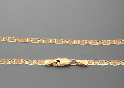 close up of mariner chain with yellow gold clasp and 14K stamp